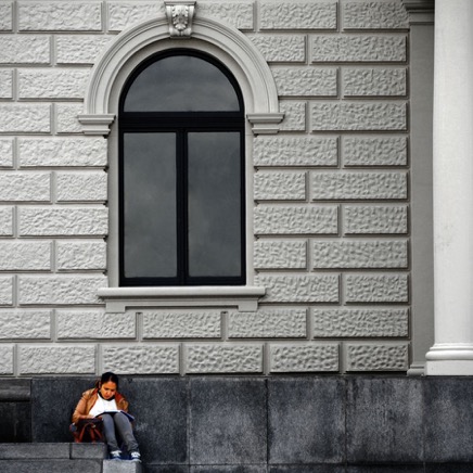 lesende Frau vor Opernhaus2 2.jpg