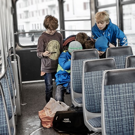 Kinder im Tram1.jpg