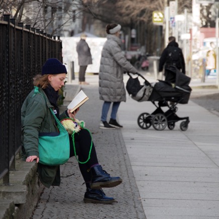 Lesende Frau Kollwitzplatz.jpg