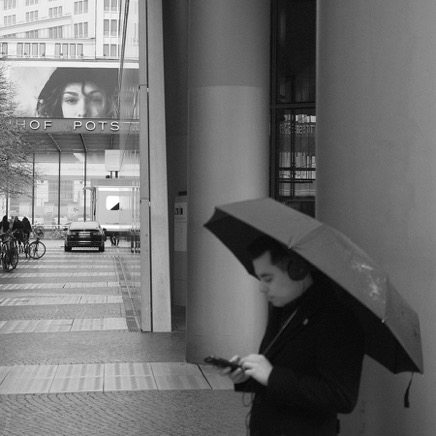 Mann mit Schirm Potsdamer Platz sw.jpg